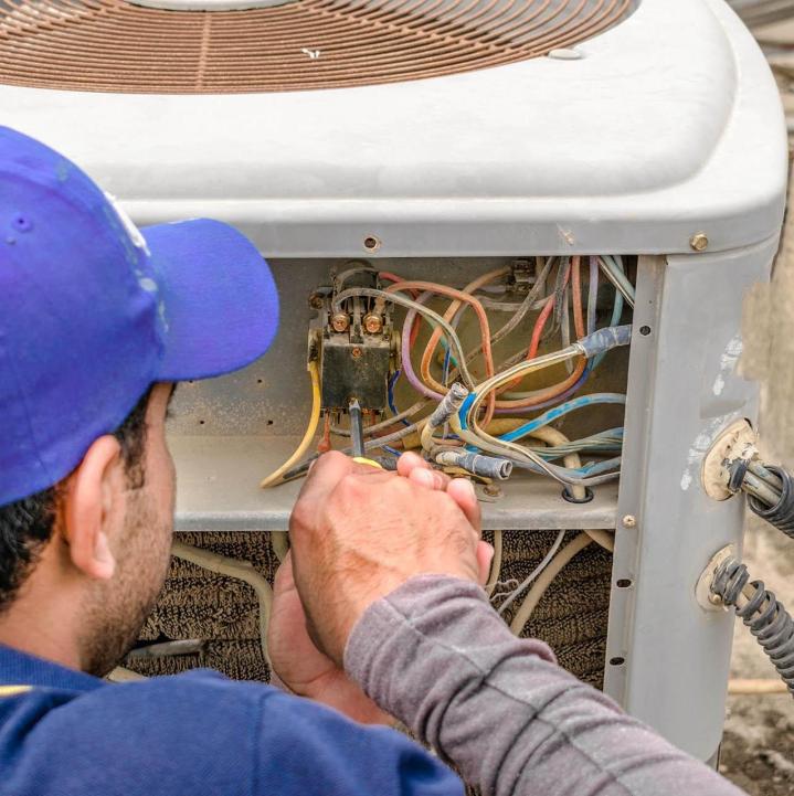 En milieu industriel, une panne électrique entraîne un arrêt de production.